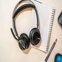 POLY Auriculares Voyager Focus 2 USB-C con soporte de carga