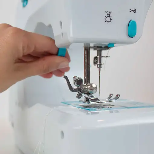 Máquina de Coser P110 PRIXTON (12 Puntadas - Compatible con pilas - Azul)